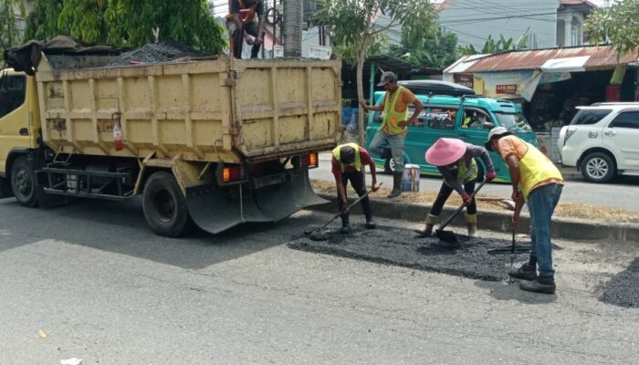 Pemko Padang Lakukan Patching Jalan Berlobang di Sejumlah Titik Strategis