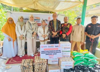 (dari kiri ke kanan)
Nurul Huda, S.Kom (LAZISMU Bireuen),
Syarifah Ridani Alifah (FS - Danamon),
Juli Sahrina (Relationship Manager - Danamon),
Zulfiyani (Branch Manager - Danamon),
Dr. Athaillah E. Latif, SpOG (Pimpinan Muhammadiyah Bireuen),
Jafaruddin, S.Pd.i (Ketua Pemuda Muhammadiyah Bireuen),
Zainuddin (Pimpinan Cab. Muhammadiyah Kutablang),
Zul Ikram (Relawan LAZISMU Bireuen), memberikan bantuan bencana kepada korban terdampak. IST
