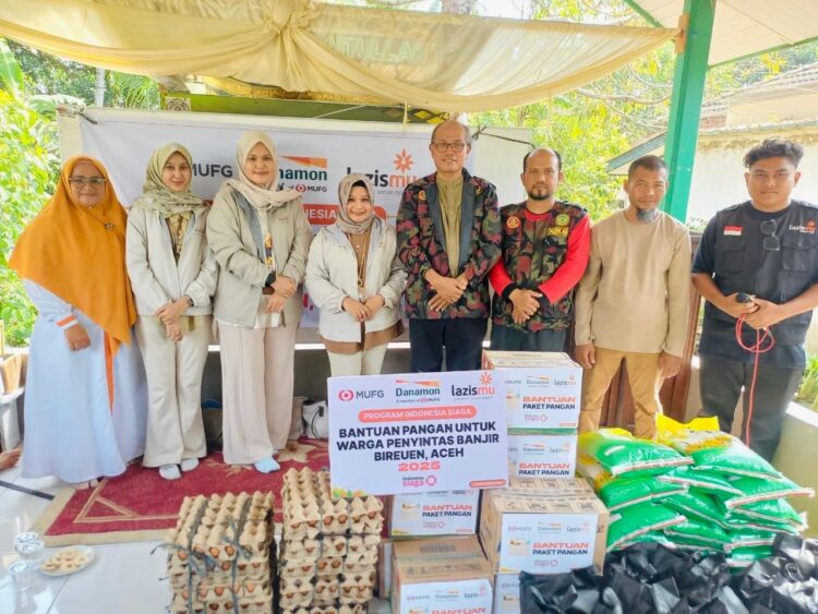 (dari kiri ke kanan)
Nurul Huda, S.Kom (LAZISMU Bireuen),
Syarifah Ridani Alifah (FS - Danamon),
Juli Sahrina (Relationship Manager - Danamon),
Zulfiyani (Branch Manager - Danamon),
Dr. Athaillah E. Latif, SpOG (Pimpinan Muhammadiyah Bireuen),
Jafaruddin, S.Pd.i (Ketua Pemuda Muhammadiyah Bireuen),
Zainuddin (Pimpinan Cab. Muhammadiyah Kutablang),
Zul Ikram (Relawan LAZISMU Bireuen), memberikan bantuan bencana kepada korban terdampak. IST