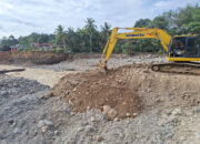 PT Semen Padang Kerahkan Ekskavator untuk Normalisasi Sungai di Gunung Nago