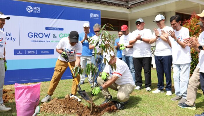 Hijaukan Lingkungan, BRI Region  3 Padang Tanam Ratusan Pohon Buah