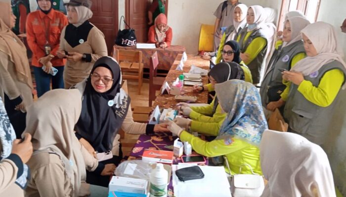 Warga Bateh Samuik Nagari Sinuruik Antusias Menerima Pelayanan Berobat Gratis