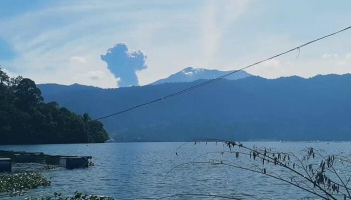Gunung Marapi Erupsi, Semburkan Abu Vulkanik Setinggi 1,6 KM