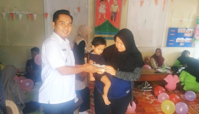 Awali 2026, Pemnag Aia Manggih Barat Tinjau Posyandu dan Salurkan PMT Balita