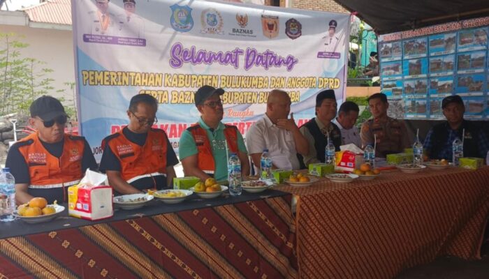 Pemkab Bulukumba Serahkan Bantuan untuk Korban Bencana Tanah Datar