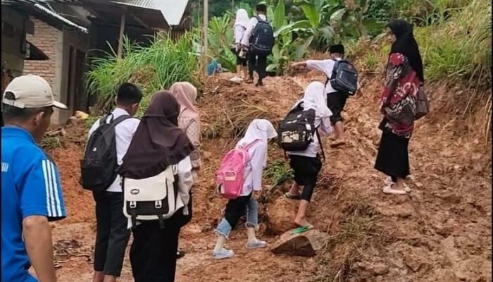 Menembus Lumpur Demi Sekolah: Jerih Payah Guru dan Siswa Ngalau Gadang Menjaga Asa Pendidikan