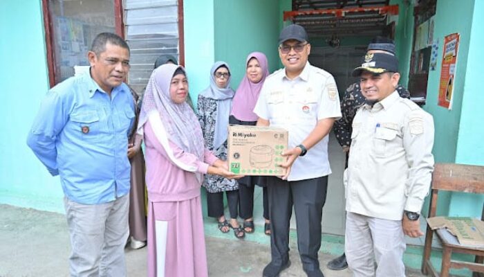 Sekdaprov Sumbar Serahkan Bantuan Saat Tinjau Daerah Terdampak Bencana di Kabupaten Solok