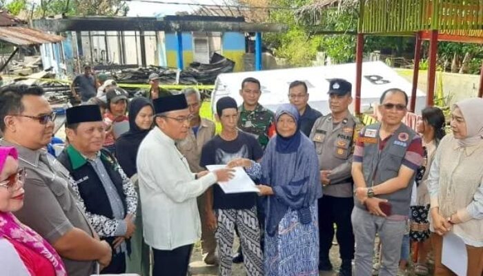 Wawako Padang Serahkan Bantuan untuk Korban Kebakaran di Kelurahan Jati