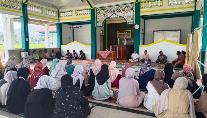 Mahasiswa KKN Unand Nagari Durian Tinggi Peringati Isra Mi’raj di Masjid Ar Rahman