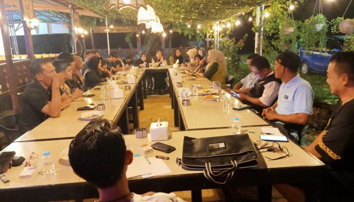 Laksanakan KKN, Mahasiswa Unand Silaturahmi dengan Perangkat Jorong Seberang Mimpi Dharmasraya