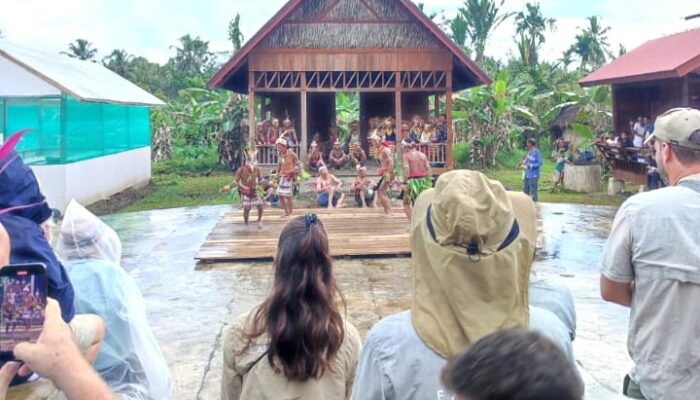 Kapal Pesiar Asing Bawa Ratusan Wisatawan Sampai di Mentawai