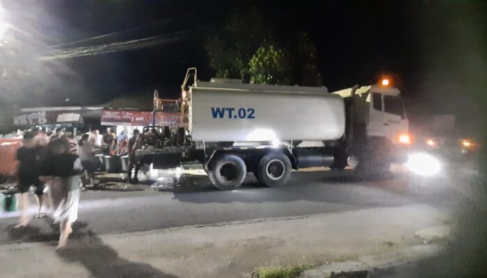 PT Semen Padang Peduli Salurkan 16.000 Liter Air Bersih untuk Korban Bencana di Durian Tarung