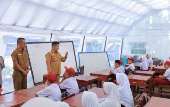 Belajar di Tenda Pascabencana, Bupati Pasaman Pastikan Hak Pendidikan Tetap Terjaga