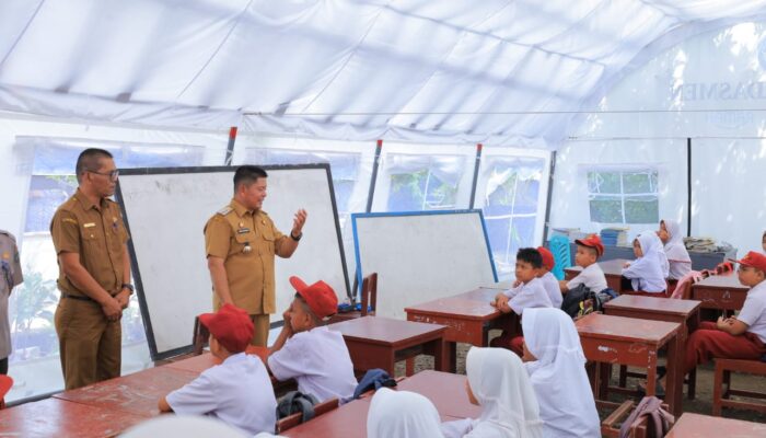 Belajar di Tenda Pascabencana, Bupati Pasaman Pastikan Hak Pendidikan Tetap Terjaga