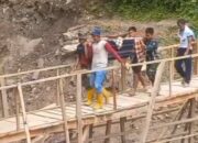 Masih Terisolasi Pascabencana, Warga Ngalau Gadang Pessel Tandu Bocah 11 Tahun Sejauh 3 Kilometer