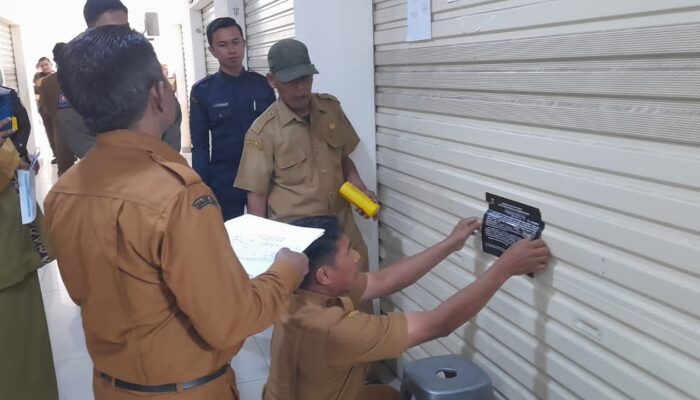 Pemko Bukittinggi Segel 109 Toko di Pasar Atas, Pedagang Diminta Urus Izin