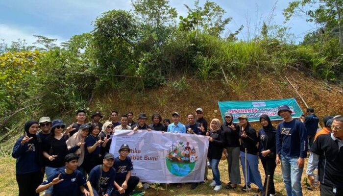 Hotel Santika Premiere dan Amaris Padang Andil Program Penghijauan Pascabencana di Sumbar