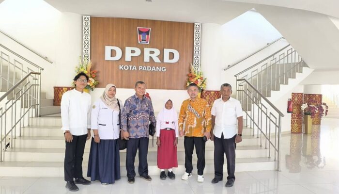 Komisi IV DPRD Padang Lepas Atlet Renang Pelajar ke Kejuaraan Nasional KRASSI 2026