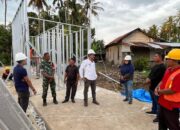 Pastikan Warga Tak Berlama-lama Mengungsi, Wali Nagari Katapiang Tinjau Pembangunan Huntara di Batang Anai