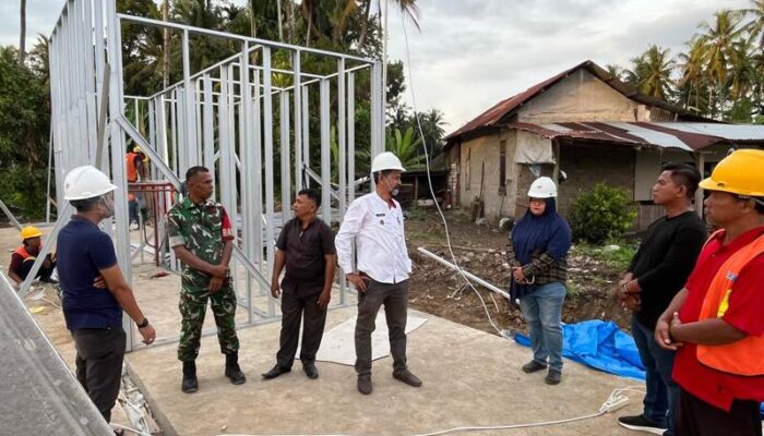 Pastikan Warga Tak Berlama-lama Mengungsi, Wali Nagari Katapiang Tinjau Pembangunan Huntara di Batang Anai