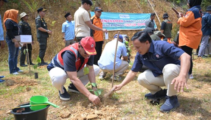 Pulihkan Ekologi Pascabencana, PT Semen Padang Serahkan 10 Ribu Bibit Kaliandra