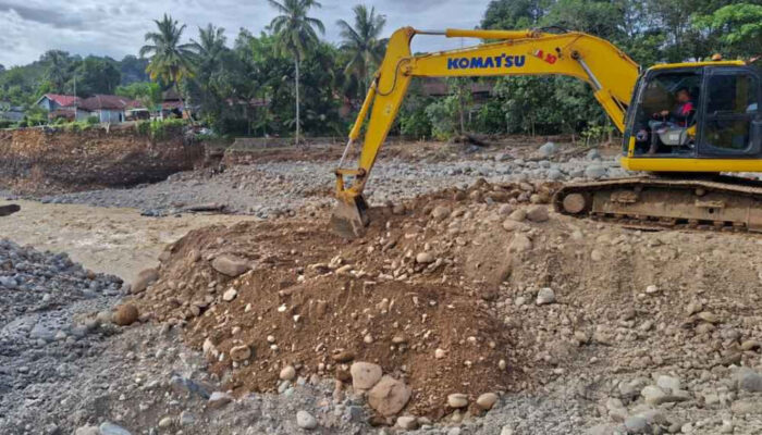 PT Semen Padang Kerahkan Alat Berat untuk Normalisasi Aliran Sungai