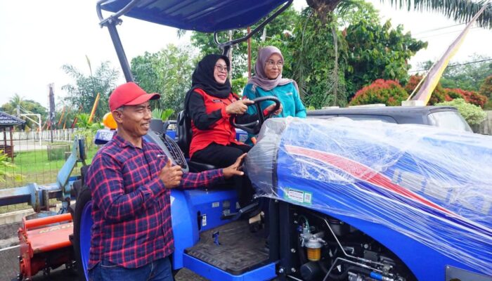 Lewat Aspirasi Alex Indra Lukman, Petani Dharmasraya Terima Bantuan Rp23,13 Miliar