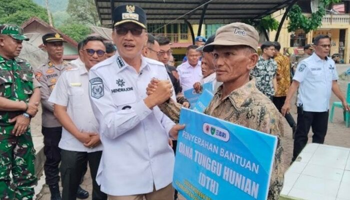 Pemkab Pessel Salurkan Dana Tunggu Hunian untuk Warga Terdampak Bencana