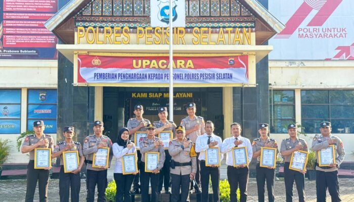 Kapolres Pessel Beri Reward Personel Berprestasi, Tekankan Pelayanan Humanis dan Profesional