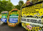 Apakah Mengirim Karangan Bunga Duka Cita Termasuk Takziah?