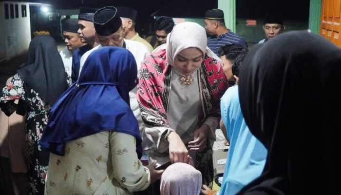 Bupati Annisa Berbagi dengan 100 Anak Yatim di Timpeh, Serahkan Santunan dan Bingkisan