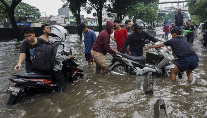 Hujan Deras dalam 24 Jam Picu Banjir di Cirebon, Bekasi, Jakarta