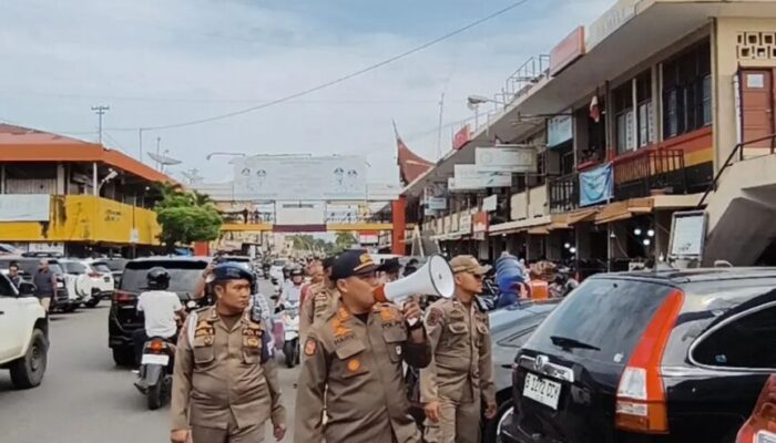 Tim Gabungan Lakukan Penataan kawasan Selasar Pasar Raya Padang