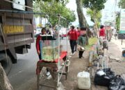 Satpol PP Padang Patroli dan Tegur PKL Berjualan di Trotoar Kawasan Simpang Haru