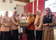 DWP Kemendagri Salurkan Bantuan untuk Anggota DWP Kota Padang Terdampak Banjir Bandang