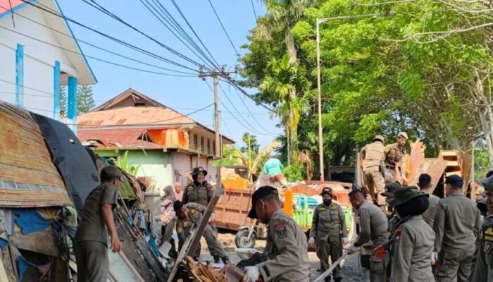 Jaga Trantibum, Satpol PP Tertibkan Bangunan Liar di Tepi Bandar Bekali Simpang Haru