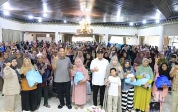 1.500 Warga Kota Pariaman Terima Bantuan Sembako dari Andre Rosiade