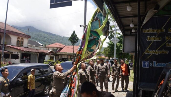 Pemko Padang Panjang Tertibkan Spanduk dan Booth Pedagang di Jalan Utama Kota