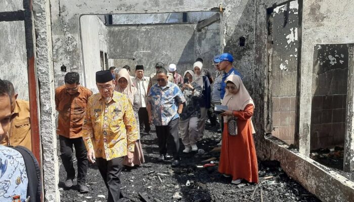 Wawako Padang Datangi Korban Kebakaran di Surau Gadang