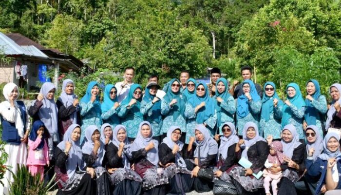 Ketua TP PKK Agam Serahkan Komposter untuk Dasawisma Berprestasi 2025