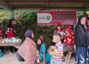 Meskipun Harus Jalan Kaki Sejauh 2 km, Relawan PMI Tetap Semangat Berikan Layanan Kesehatan