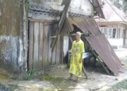 Menunggu di Rumah Lapuk: Puluhan Tahun Nuraini Bertahan Tanpa Tersentuh Bantuan