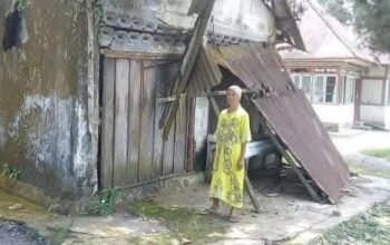 Menunggu di Rumah Lapuk: Puluhan Tahun Nuraini Bertahan Tanpa Tersentuh Bantuan