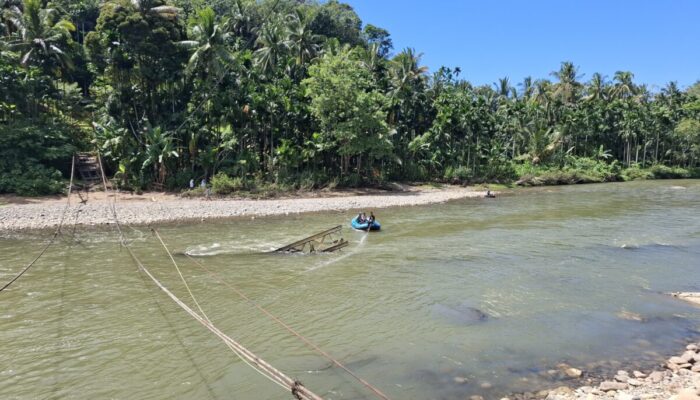Akses Vital Terputus, Warga Pelangai Gadang Terpaksa Menyeberang Sungai dengan Perahu Karet
