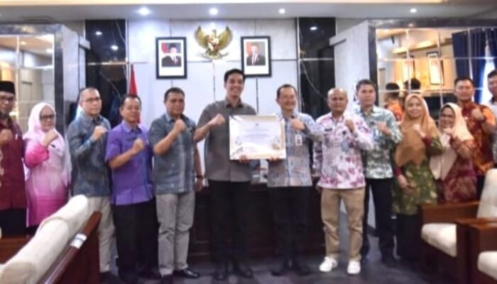 Songket Silungkang Terima Piagam Penetapan KBKI