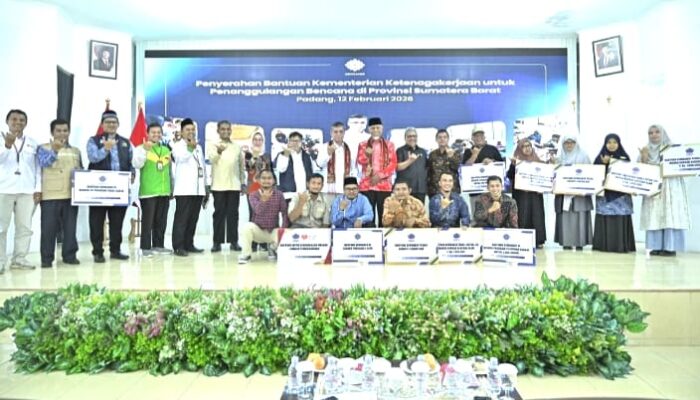 Menaker Salurkan Bantuan Rp30,3 Miliar untuk Korban Bencana Sumbar