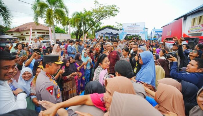 Kapolri dan Ketua Komisi IV DPR Salurkan 16 Truk dan Tinjau Huntara di Tapteng