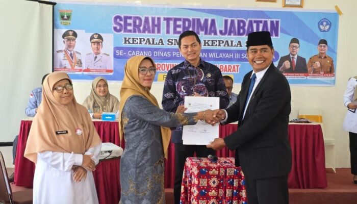 Sertijab 9 Kepala SMA/SMK di Solok Raya, Plt Kacabdin Tekankan Penguatan Karakter dan Pesantren Ramadan