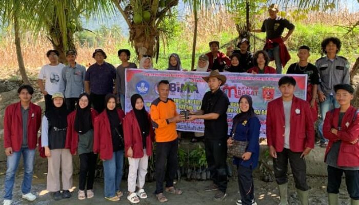 50 Mahasiswa UMSB Turun ke Agam, Pulihkan Pertanian Pasca Galodo di Sungai Batang