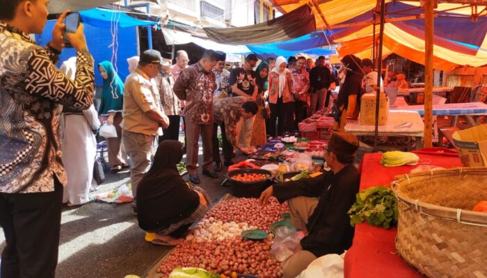 Bupati Welly Suhery Tinjau Pasar Lama Lubuk Sikaping di Bulan Ramadan
